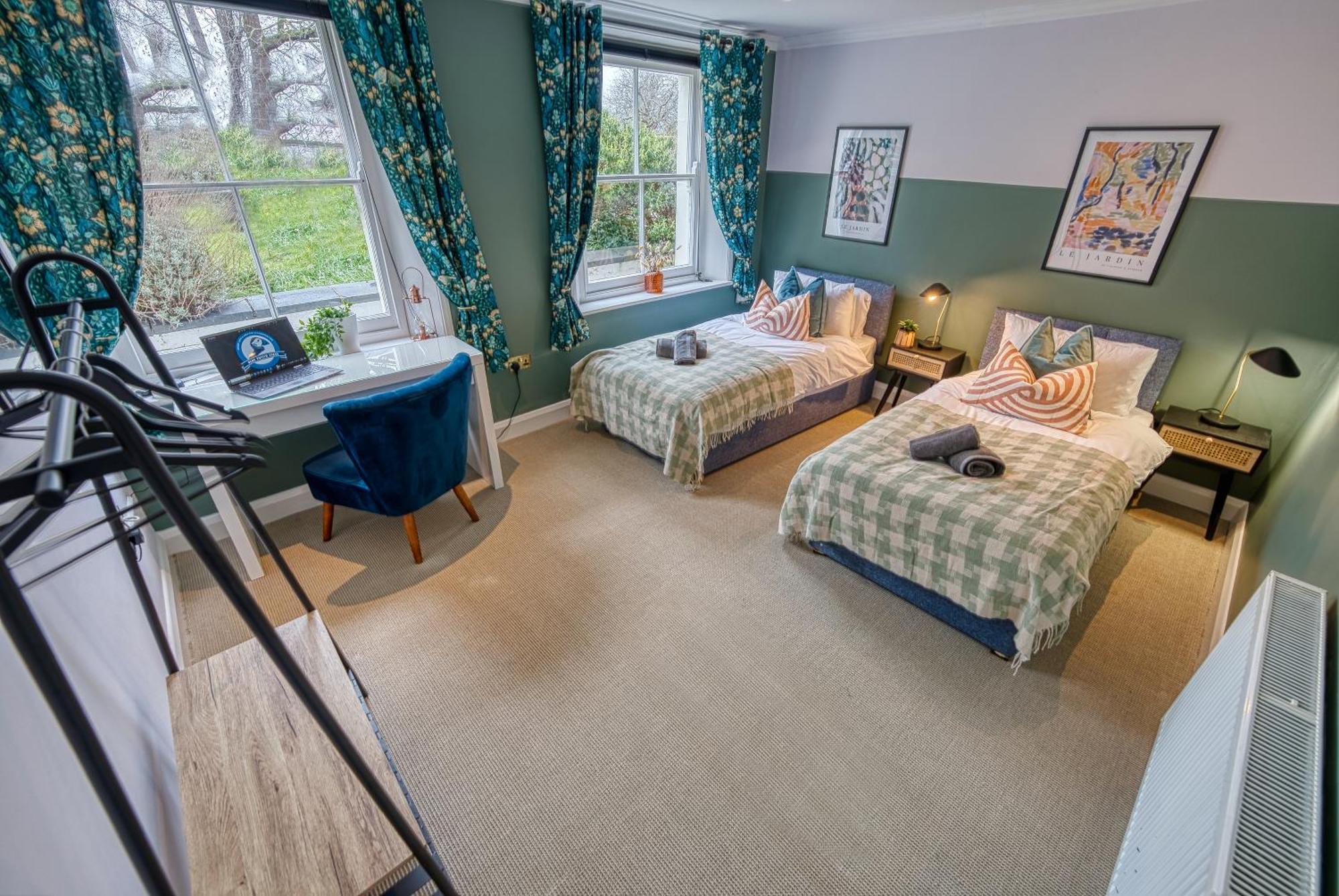 2 Bedroom Stylish Spacious Apt, Sleeps 6, Central Cheltenham, With Free Parking - By Blue Puffin Stays Exterior photo